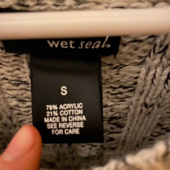 Wet seal sweater - Picture 2 of 3